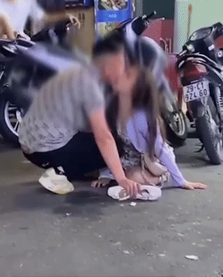 Co gai 'say quac can cau' ngoi hon ban trai giua pho Ta Hien