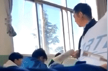 Thầy giáo Trung Quốc túm tóc, đánh học sinh ngủ gật Thay giao Trung Quoc tum toc, danh hoc sinh ngu gat