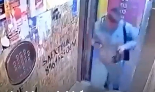 Video: Mải nhìn điện thoại, chàng trai suýt gặp tai nạn thang máy