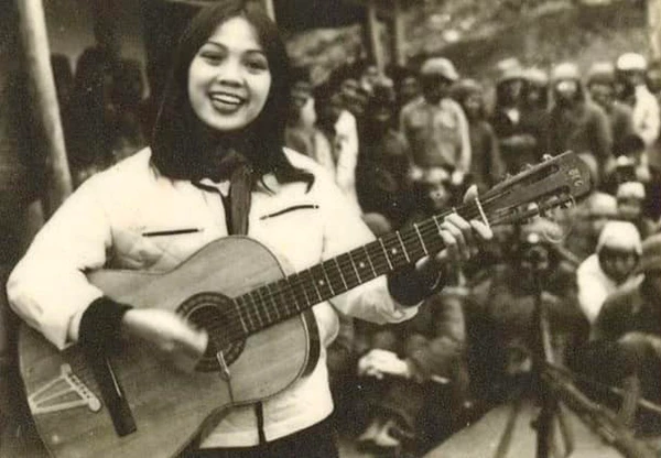 Nữ NSND nức tiếng dòng nhạc đỏ: 60 tuổi vẫn trẻ đẹp