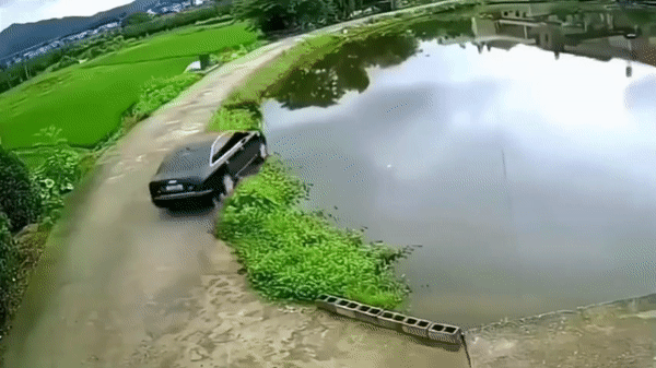 Video: Lái xe vào khúc cua tốc độ cao, tài xế nhận kết đắng Video: Lai xe vao khuc cua toc do cao, tai xe nhan ket dang