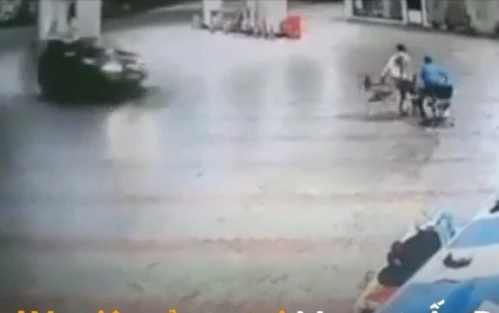 Video: Phát hoảng tài xế say xỉn lái ô tô đâm vào trạm xăng