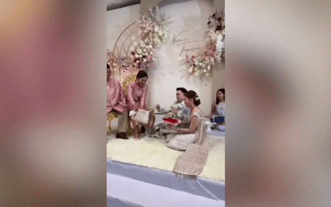 Chú rể cười "tươi rói" rút lia lịa cuộn tiền là của hồi môn Chu re cuoi