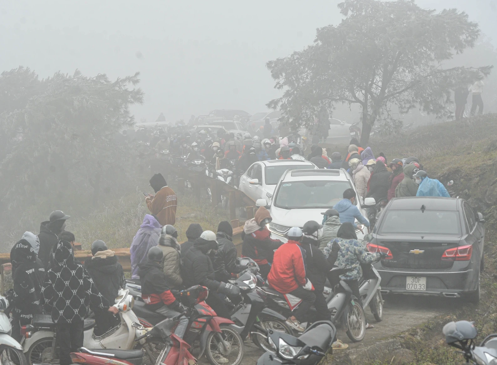 Ùn tắc đường lên Mẫu Sơn vì quá nhiều người đi ngắm băng giá