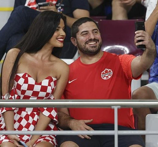 Cổ động viên Croatia, Brazil tranh ngôi phong cách bốc lửa 