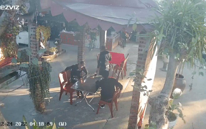 Che vo ban khong de duoc con trai, nguoi dan ong guc tai cho-Hinh-3