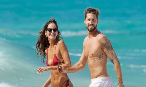 Thủ môn tuyển Đức hôn, tập yoga cùng bạn gái trên bãi biển