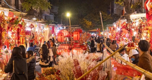 Người Hà Nội sắm Tết khuya, phố Hàng Mã nhộn nhịp đến đêm