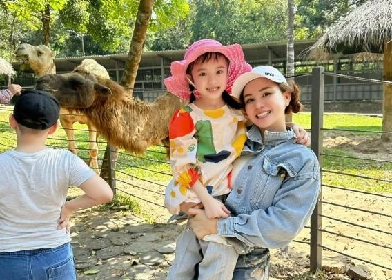 Vy Oanh xả kho loạt ảnh du xuân cùng gia đình