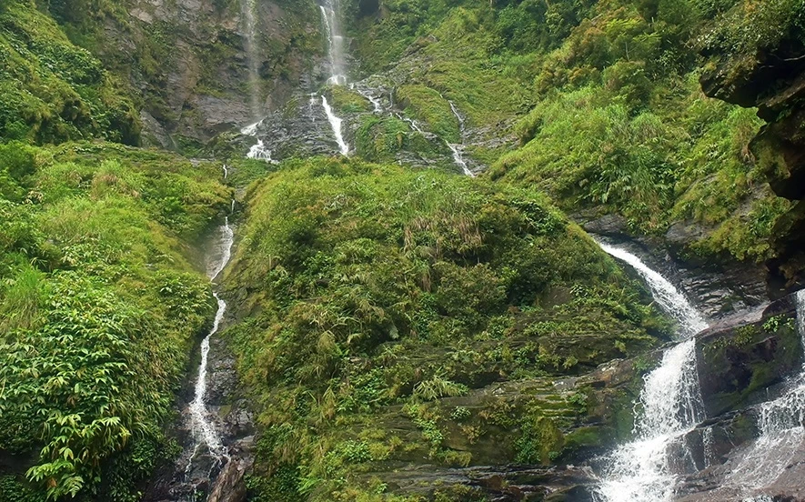 Kỳ vỹ dòng thác Tiên giữa đỉnh Giăng Màn