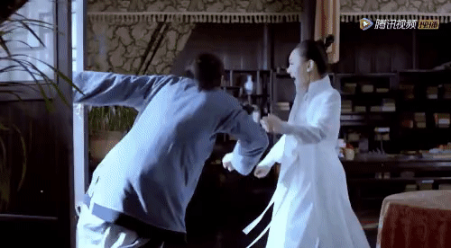 Trong Tân Bạch Nương Tử truyền kỳ 2021, nhân vật Hứa Tiên bị mất thăng bằng khi vấp phải bệ cửa. Lúc anh xoay người lại thì Bạch Tố Trinh đã ở phía sau, trao nụ hôn lãng mạn.