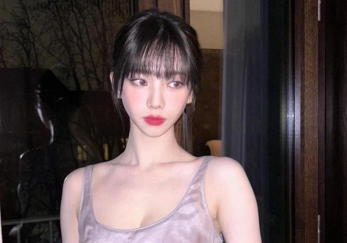 Nữ thần tượng eo bé tí, phải dùng kim gài mới giữ được quần