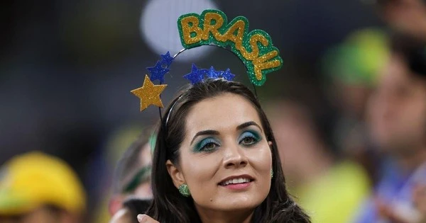 Xuýt xoa nhan sắc CĐV nữ Brazil trên khán đài World Cup 2022