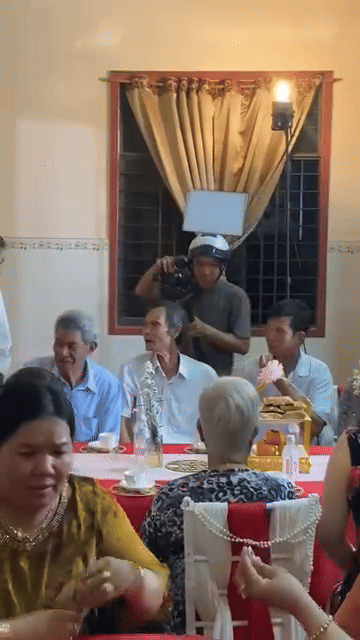 Anh quay phim tai dam cuoi cuc co tam, nhin ai cung bat cuoi