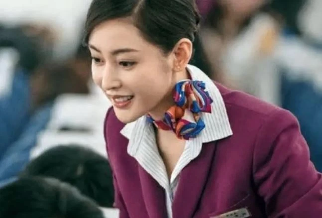 Bí mật chiếc khăn lụa quanh cổ của nữ tiếp viên khi đi máy bay?