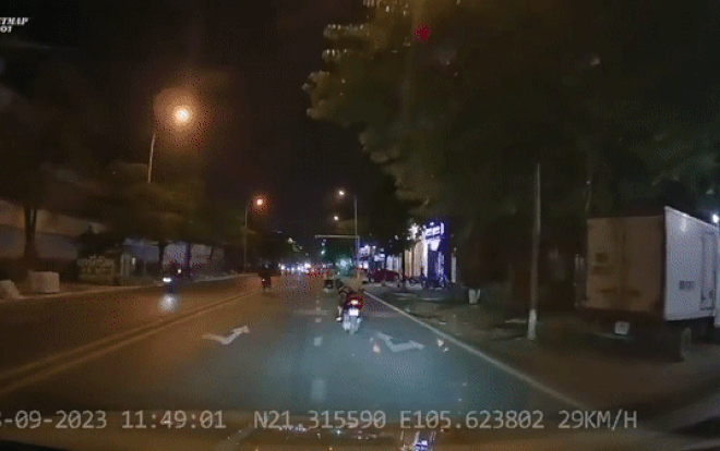 Video: Dua tre ngu gat roi xuong truoc dau o to, qua nguy hiem