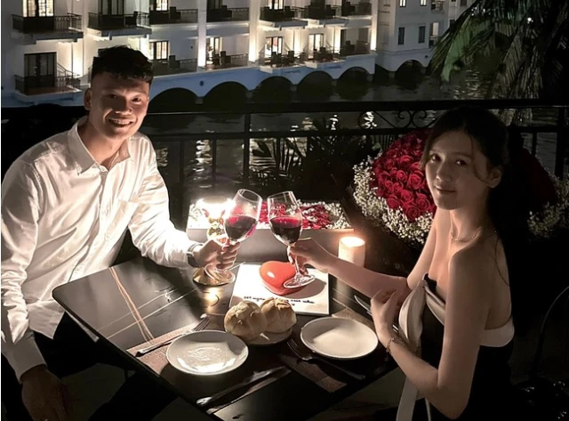 Nguyễn Thành Chung kỷ niệm 1 năm ngày cưới bằng bữa tối lãng mạn