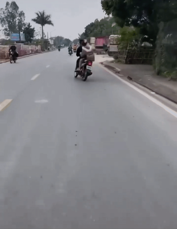 Thanh niên chở theo bạn gái đánh võng, điên cuồng làm xiếc giữa đường Thanh nien cho theo ban gai danh vong, dien cuong lam xiec giua duong