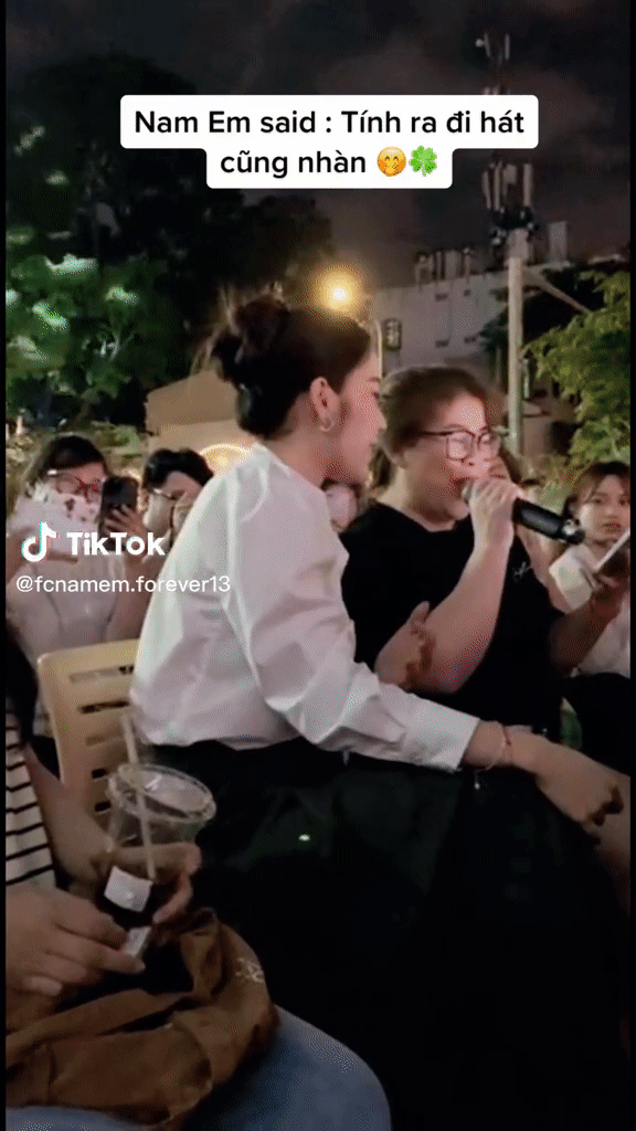 Nam Em đi diễn nhưng lại toàn đưa micro cho khán giả hát - Hình 3 Nam Em di dien nhung lai toan dua micro cho khan gia hat-Hinh-3