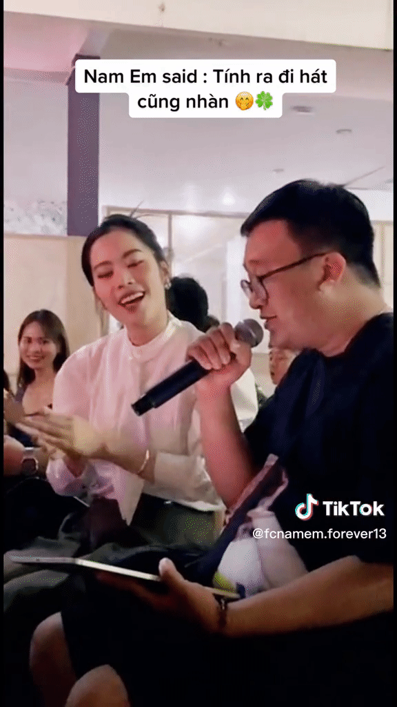 Nam Em đi diễn nhưng lại toàn đưa micro cho khán giả hát - Hình 4 Nam Em di dien nhung lai toan dua micro cho khan gia hat-Hinh-4