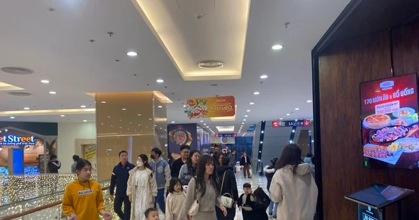 Hà Nội: Chưa hết Tết khách đã nườm nượp tới quán ăn, cà phê