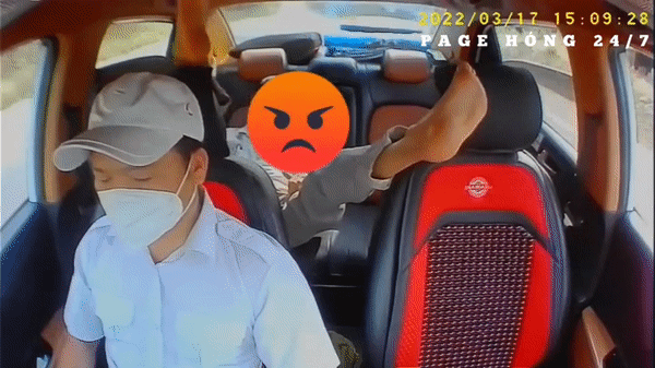 "Ám ảnh" những bàn chân gác không đúng chỗ khi nằm trên xe khách ảnh 1