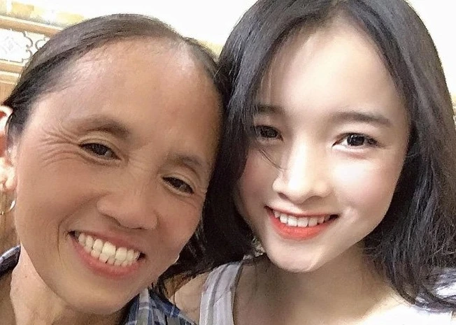 Khoe ảnh bên bà Tân Vlog, nữ sinh bị truy lùng danh tính vì quá xinh