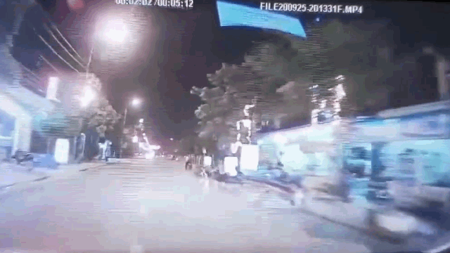 Video: Bé gái bất ngờ lao vào ô tô, tài xế xử lý cực tỉnh