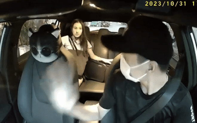 Nu khach Tay mang thieu tien taxi, tai xe xu ly khon kheo hut trieu view