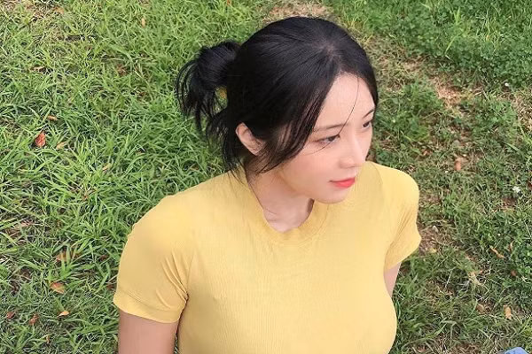 Mê mẩn huấn luyện viên yoga xinh đẹp mặc đồ bó sát tập luyện