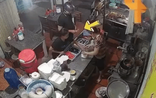 Người đàn ông mua hộp cơm với giá 510 ngàn đồng Nguoi dan ong mua hop com voi gia 510 ngan dong