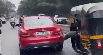 Lai xe lam dung chan day o to Mercedes bi hong tren duong