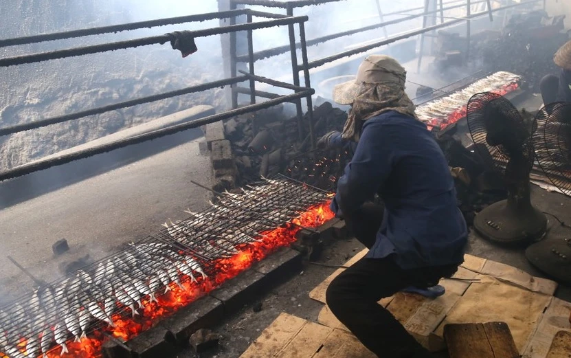 Nghề ngồi bên bếp than đỏ rực những ngày nắng nóng