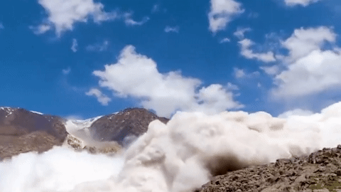 Khoảnh khắc tuyết lở kinh hoàng ập xuống núi ngay sau lưng du khách Khoanh khac tuyet lo kinh hoang ap xuong nui ngay sau lung du khach