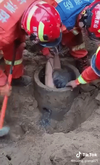 "Nín thở" 3 giờ dùng xẻng cứu cụ ông rơi xuống giếng sâu 7m ảnh 5