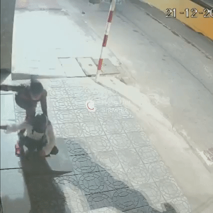 Co gai lam let truoc cua nha dan co hanh dong dang xau ho