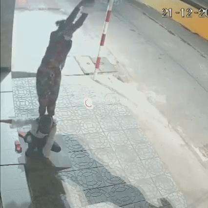 Co gai lam let truoc cua nha dan co hanh dong dang xau ho-Hinh-3