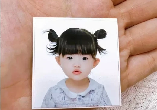 Ảnh thẻ đầu đời cưng xỉu của con gái Đông Nhi