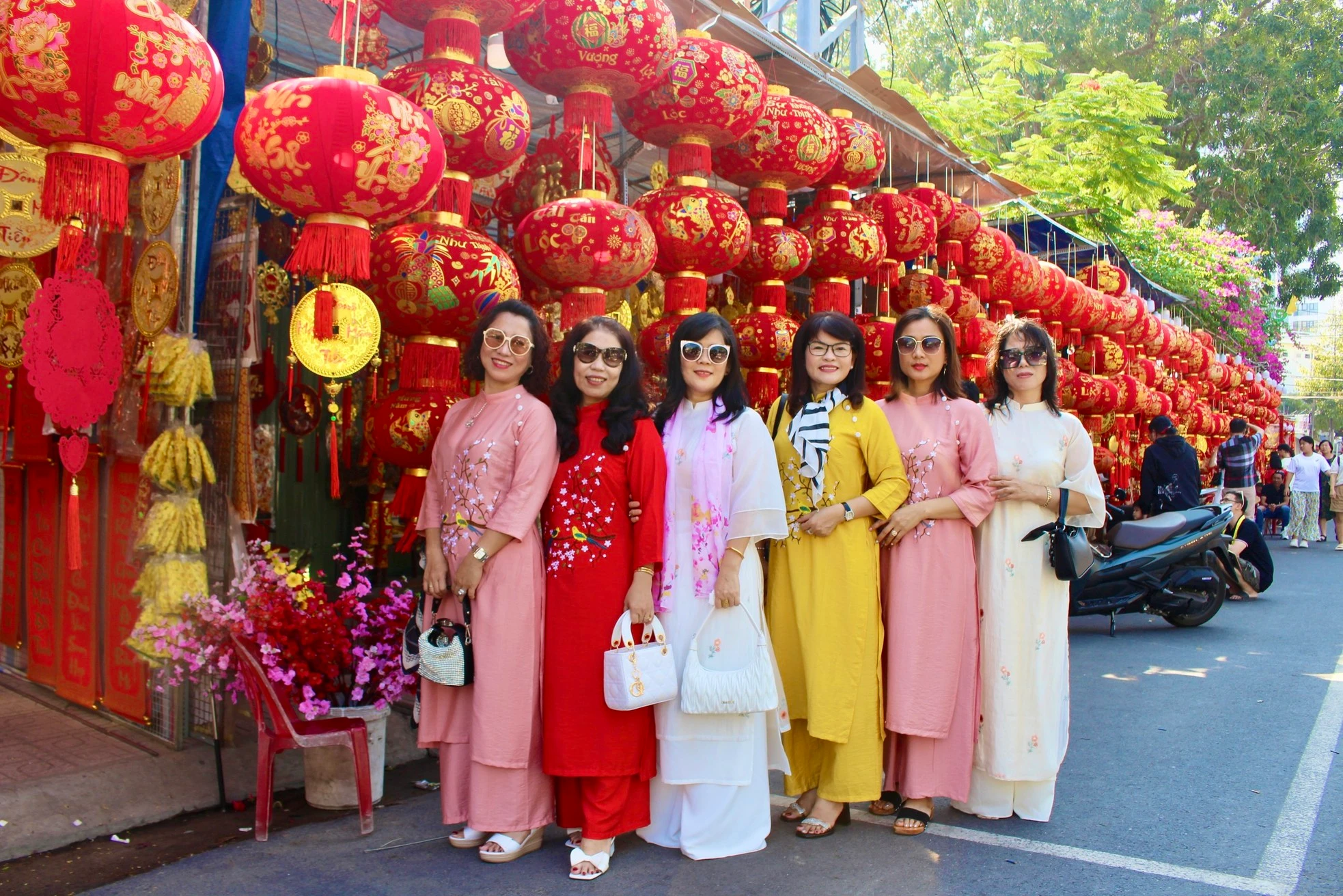 "Nàng thơ" phố biển Nha Trang diện áo dài chụp ảnh đón xuân