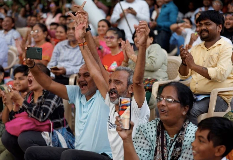 Ấn Độ "vỡ oà" khi tàu vũ trụ hạ cánh thành công xuống cực Nam