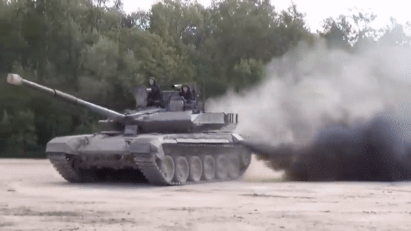Có thể thấy, T-90M là biến thể được nâng cấp sâu rộng với nhiều cải tiến mới cả về ngoại hình tháp pháo lẫn hệ thống điện tử và giáp bảo vệ. Theo Armyrecognition, Militay Today.