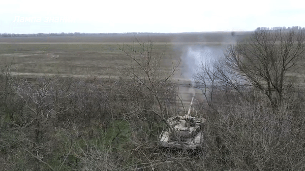 Sự kiện này diễn ra trong khuôn khổ chiến dịch quân sự đặc biệt. Xe tăng T-90M là biến thể mới nhất của dòng xe tăng T-90, là một bước đi mang tính đột phá của Nga nhằm khắc phục các yếu điểm của dòng T-72, T-80 và T-90A trước đây. Theo Armyrecognition, Militay Today.