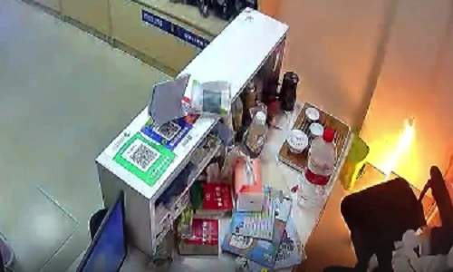 Video: Pin sạc dự phòng phát nổ, cháy dữ dội trong cửa hàng