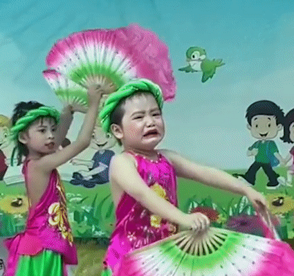 Video: Be gai khoc nuc no tren san khau nhung van mua het bai