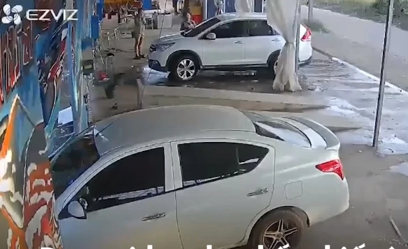Video: Ô tô đâm xuyên tường tiệm rửa xe ở Thái Lan