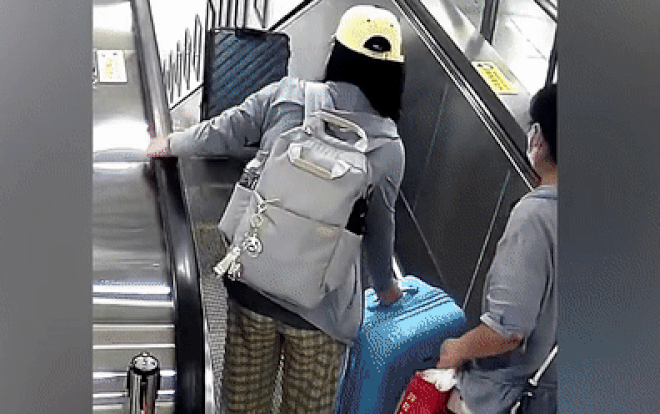 Video: Để vali tự trôi trên thang cuốn, cô gái gây họa Video: De vali tu troi tren thang cuon, co gai gay hoa