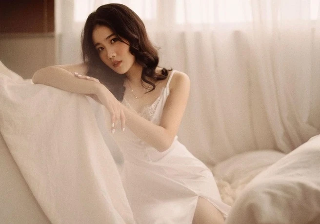 Bạn gái Văn Hậu, vợ sắp cưới Văn Đức chuộng phong cách gợi cảm