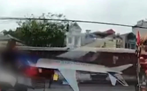 Video: Xe con mất lái đâm đổ rào chắn, bị tàu hỏa kéo lê