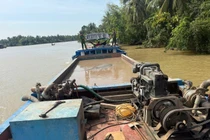 Bắt giữ 3 phương tiện khai thác, vận chuyển cát trái phép ở Vĩnh Long