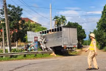 Xe tải va chạm xe đầu kéo ở Quảng Trị, một người bị thương nặng